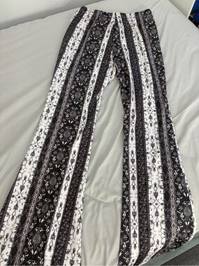 Women's Black & White Printed Wide-Leg Pants